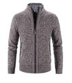Dettaglio del cardigan in maglia con cerniera e trama a coste del maglione da uomo - Caffè