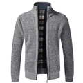 Dettaglio del cardigan grigio da uomo con calda fodera in pile e cerniera robusta - Grigio chiaro