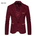 Detailansicht des weinroten Cord-Blazers mit braunem Kontrastbesatz an den Taschen - M / Oberteile / Burgunderrot