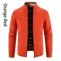 Detail van oranjerood gebreid vest met opstaande kraag en geruite voering binnenin - Oranje