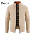 Detail van beige gebreid vest met oranje kraagaccent en een geruite binnenvoering - Broken Wit