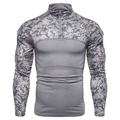 Détail du t-shirt tactique avec manches camouflage numérique et col à demi-fermeture - M / Hauts / Gris