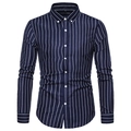 Dettaglio della camicia a righe blu scuro da uomo con colletto button-down e trama - Blu navy