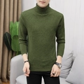 Dettaglio del maglione a collo alto verde muschio con collo a coste e strisce bianche - Verde