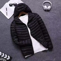 Leichte, schmal geschnittene Herren-Steppjacke mit Kapuze in Schwarz und Quersteppung - M / Oberteile / Schwarz mit Kapuze