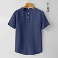 Detalle de la textura de camiseta de lino azul oscuro con botones en percha - Azul marino