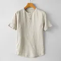 Camiseta de lino para hombre en color beige con cuello redondo y cierre de botones - Caqui