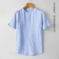 Detalle de camisa de lino azul claro con cuello redondo y tapeta con dos botones - M / Tops / Azul cielo