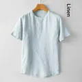Detalle de camiseta de lino azul claro con cuello henley y costuras diagonales - Verde claro