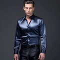 Detalle de la textura de la tela de la camisa de satén azul oscuro y acabado sedoso - Azul marino