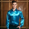 Detalle de la textura satinada azul brillante y el cuello clásico en la camisa de hombre - Azul