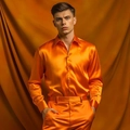 Detalle de la textura de satén naranja brillante y cuello estándar de camisa hombre - Naranja