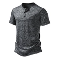Dettaglio del tessuto grigio melange e dello scollo Henley con bottoni sulla t-shirt - Taglia S / Top / Grigio scuro