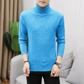 Dettaglio dei polsini e del colletto a coste sul maglione da uomo azzurro vestibilità slim - Celeste