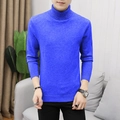 Dettaglio del maglione a collo alto blu reale con polsini a coste e maglia fine - Blu zaffiro