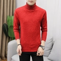 Dettaglio della trama a maglia e dei polsini a costine di questo maglione rosso a dolcevita - Rosso