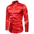 Detalle de camisa de hombre en satén de seda roja brillante con botones blancos - Rojo