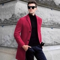 Trench-coat long rouge vif pour homme avec col à revers dans un style urbain chic - XS / Rouge Foncé