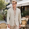 Blazer beige casual da uomo con rever mostrato in un elegante caffè all'aperto - S (Taglia US) / Caffè Chiaro