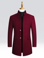 Abrigo de lana para hombre en color burdeos con cuello alto y botones metálicos en maniquí - XS / Rojo Oscuro