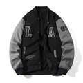 Detailansicht der Strick-Collegejacke mit M-Größenetikett und LA-Patch-Stickerei - S / Schwarz
