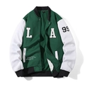Detailansicht der Baseballjacke mit Buchstaben-Patches und gestreiften Rippbündchen - S / Grün