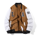 Detailaufnahme der College-Jacke mit bestickten L und A Patches und Druckknopfverschluss - S / Erdgelb