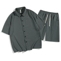 Ensemble d'été homme en soie glacée avec chemise à manches courtes et short à cordon - M / gris foncé