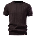 Détail d'un t-shirt en maille de coton marron foncé avec texture côtelée et patch en cuir - Café