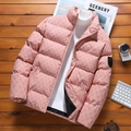 Chaqueta de invierno rosa claro para hombre con monograma de letras y cuello alto - M / Rosa