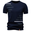 T-shirt da uomo in maglia di cotone blu scuro con strisce e piccolo dettaglio in pelle - S / Blu Notte