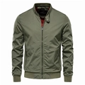 Veste homme vert olive à col montant avec doublure rouge et poignets côtelés sur fond blanc - M / Vert