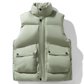 Dettaglio del gilet imbottito verde salvia con collo alto e grandi tasche a patta - M / verde chiaro
