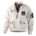 Detail van gebroken wit tactisch bomberjack met multi-pocket design en logo borduurwerk - Wit