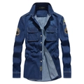 Camicia di jeans blu classica da uomo con maniche lunghe e toppe in stile militare - Taglia M / Top / Blu scuro
