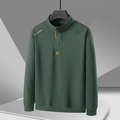 Detalle de sudadera verde militar con media cremallera y cuello tipo cisne - M / Verde Militar