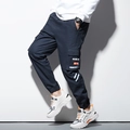 Pantalon cargo bleu marine pour hommes avec poche latérale et détails imprimés blancs - M / Bleu