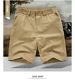 Dettaglio dei pantaloncini cargo kaki con vita elastica, bottone e tessuto in twill - Colore cachi scuro