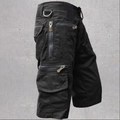 Detailansicht der schwarzen Cargo-Shorts mit mehreren Utility-Taschen und Metall-D-Ringen - Schwarz