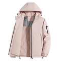 Dettaglio della giacca rosa con cappuccio, zip nere e materiale antivento da esterno - Taglia S / Rosa Ruyi