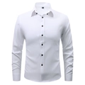 Dettaglio camicia bianca slim fit con bottoni neri a contrasto e colletto classico - XS / Bianco