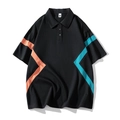 Detail van zwart sportpoloshirt met oranje en cyaan geometrische streepaccenten - S / Zwart