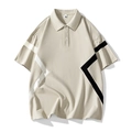 Detailopname van beige herenpolo met piqué katoentextuur en contraststrepen aan de zijkant - S / Khaki