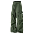 Dettaglio dei pantaloni cargo impermeabili con vita elastica, coulisse e ampie tasche a patta - Taglia S / Verde oliva