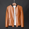 Braune Herren-Lederjacke mit Baseballkragen und Rippbündchen auf Kleiderbügel hängend - M / Oberteile / Orange
