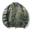 Dettaglio del bomber verde militare con toppe ricamate e tasca tattica sulla manica - M / Verde Militare