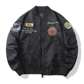 Dettaglio del bomber nero con toppe ricamate militari e tasca con zip sulla manica - M / Nero