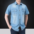 Détail d'une chemise en jean bleu clair avec doubles poches poitrine et boutons - 3XL / Bleu clair