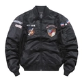 Dettaglio di un giubbotto bomber nero con toppe ricamate vintage e tasca con zip - M / Nero