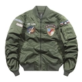 Dettaglio delle toppe ricamate e della tasca con zip sul bomber verde militare - M / Verde